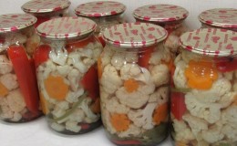 Une sélection des recettes les plus délicieuses de salade de chou-fleur pour l'hiver en pots - à consommer instantanément
