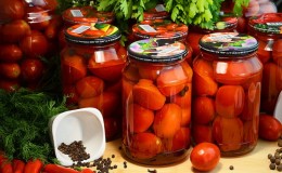 Les recettes les plus délicieuses de tomates marinées pour l'hiver dans des bocaux: comment cuisiner et rouler correctement les blancs
