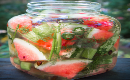Comment préparer de délicieuses pastèques avec de l'aspirine pour l'hiver dans des bocaux