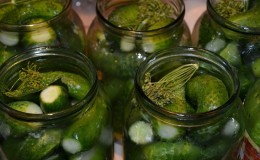 Concombres de marinade savoureux et simples avec du vinaigre pour l'hiver dans des pots