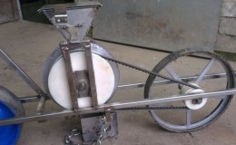 Qu'est-ce qu'un semoir de maïs: comment ça marche, un examen des meilleurs modèles et comment le créer vous-même