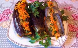 Comment faire cuire des aubergines marinées farcies aux carottes et à l'ail