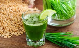 Avantages maximum dans un verre: nous préparons et buvons correctement le jus d'herbe de blé