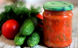 Comment cuisiner délicieusement des concombres marinés pour l'hiver dans du jus de tomate: les meilleures recettes