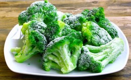 Comment bien congeler le brocoli pour l'hiver à la maison: instructions étape par étape et utilisation du blanc