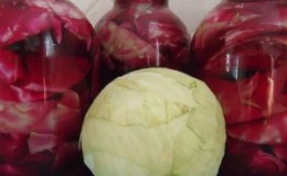 Comme c'est délicieux et facile à mariner le chou pour l'hiver avec des quartiers de chou