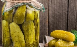 Comment préparer des cornichons croustillants pour l'hiver dans des bocaux est simple et savoureux