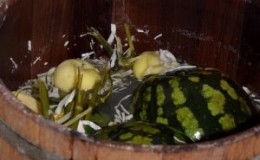 Les recettes les plus délicieuses pour saler les pastèques entières dans un tonneau pour l'hiver