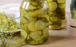 Comment mariner de gros concombres pour l'hiver en rond: les recettes les plus délicieuses et des conseils pour leur préparation