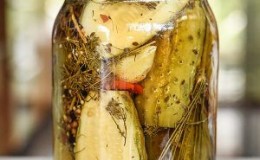 5 recettes simples et délicieuses pour faire des concombres marinés à l'huile