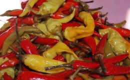 Piments forts marinés à froid au vinaigre: les meilleures recettes et conseils de ménagères expérimentées