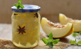 Comment faire du melon mariné: meilleures recettes de collations exotiques