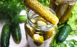 De délicieuses recettes pour l'hiver: des concombres marinés froids en pots