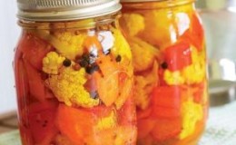 Comment préparer le chou-fleur dans du jus de tomate pour l'hiver: recettes