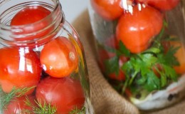 Comment cuisiner de délicieuses tomates en conserve pour l'hiver dans des pots d'un litre: une sélection des meilleures recettes