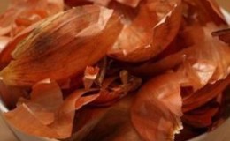 Pourquoi la décoction de pelure d'oignon est-elle utile et comment l'utiliser