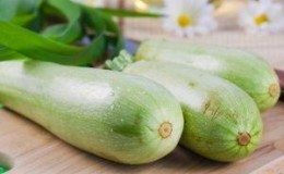 Est-il possible de manger des courgettes crues: les avantages et les inconvénients pour le corps, ainsi que des recettes de plats à base de légumes frais