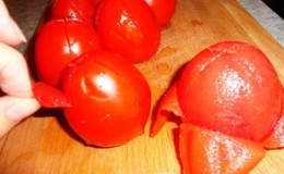 7 façons d'éplucher une tomate: éplucher les tomates facilement et facilement avec un secret des ménagères