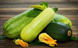 Quelle est la différence entre les courgettes et les courgettes en apparence, en goût et en d'autres propriétés: nous comprenons en détail et ne confondons plus