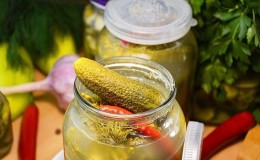 Les meilleures recettes pour mariner les concombres à froid sous un couvercle en nylon