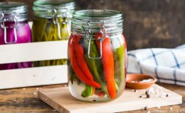 Comment cuisiner de délicieux piments forts marinés pour l'hiver: les meilleures recettes de ménagères expérimentées