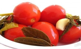 Les meilleures recettes express sur la façon de mariner les tomates dans un sac rapidement et savoureusement: ingrédients, instructions et conseils des ménagères