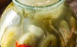 Pourquoi une fleur blanche apparaît-elle sur les concombres marinés et est-il possible de les manger