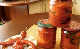 Collations salées à faire soi-même: nous cuisinons des piments forts marinés pour l'hiver avec du beurre