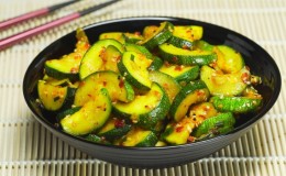 Collations d'hiver originales à faire soi-même: comment saler les courgettes - 12 recettes les plus délicieuses