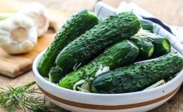 Comment faire cuire rapidement et savoureusement des concombres légèrement salés