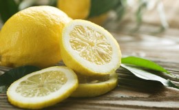 Qui est montré et comment le citron est-il utile pour le corps d'une femme