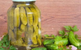 Les recettes les plus délicieuses pour saler des concombres croustillants pour l'hiver avec de l'aspirine