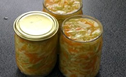 Nous préparons la choucroute sous un couvercle en fer selon les meilleures recettes