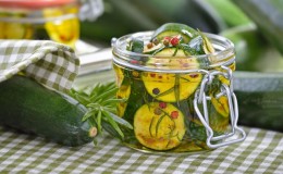 Une sélection des meilleures recettes de courgettes en conserve: cuisinez délicieusement et surprenez les invités
