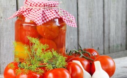 Comment cuisiner de délicieuses tomates marinées pour l'hiver: une sélection des meilleures recettes de ménagères expérimentées