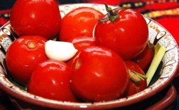 Comment faire cuire des tomates marinées dans des bocaux 