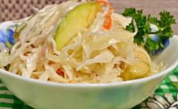 De délicieuses recettes de chou mariné dans des bocaux avec des pommes pour l'hiver, qui se mangent instantanément