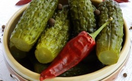 Les meilleures recettes de concombres marinés croustillants aux piments forts pour l'hiver