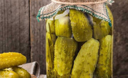 Délicatesse hivernale en canettes: délicieux, croustillants, cornichons à la vodka