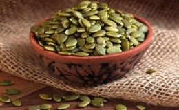 Comment éplucher les graines de citrouille à la maison: instructions étape par étape et conseils pour vous faciliter la tâche