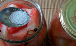 Les recettes les plus délicieuses de pastèques pour l'hiver en pots avec de l'acide citrique