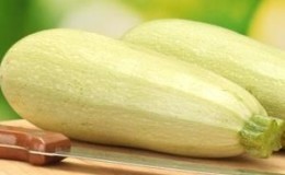 Comment faire de délicieuses courgettes croustillantes légèrement salées dans un sac: une recette rapide en 5 minutes