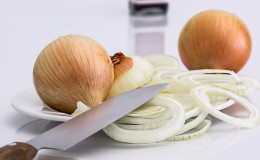 Comment manger correctement les oignons: taux de consommation quotidienne, avantages et inconvénients, contre-indications