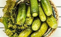 Délicieux concombres croustillants légèrement salés pour l'hiver: recettes sans stérilisation pour 1 litre