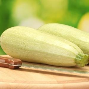 Comment faire de délicieuses courgettes croustillantes légèrement salées dans un sac: une recette rapide en 5 minutes