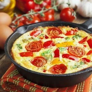 Un cadeau aux agriculteurs des éleveurs russes: la grande tomate est une variété à maturation précoce avec une récolte abondante