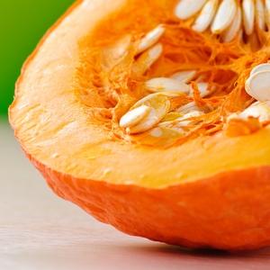 Comment faire cuire correctement la citrouille cuite au four: les avantages et les inconvénients du plat