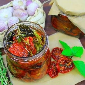 Comment faire cuire des tomates séchées au soleil à la maison: différentes façons et les recettes les plus délicieuses