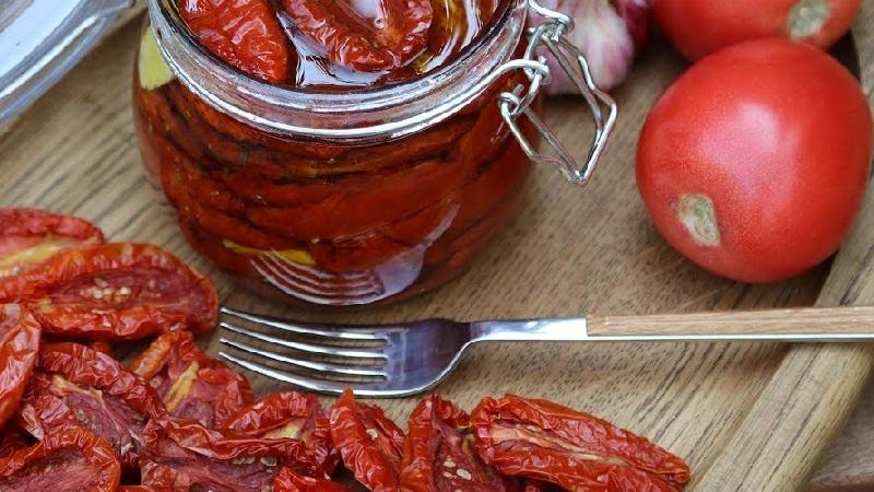 Comment faire cuire des tomates séchées au soleil à la maison: différentes façons et les recettes les plus délicieuses