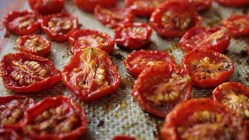 Comment faire cuire des tomates séchées au soleil à la maison: différentes façons et les recettes les plus délicieuses